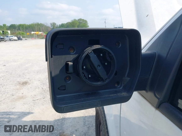 2013 Ford F-150 XL z VIN 1FTMF1CM6DFC50916, wystawiony jako IAAI lot #42417092 z przebiegiem 274 435 mil mil oraz . Historia ofert i sprzedaży dostępna na DreamBid. Obrazek 6.