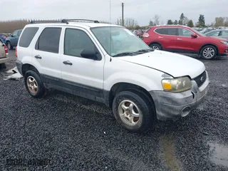 2007 Ford Escape XLT with VIN 1FMYU93147KA19886, listed as a IAAI auction lot 41830517 with 176,099 mi miles. Bid and sale history available at carsss.com. Image 1.
