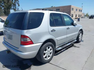 2000 Mercedes-Benz M-Class with VIN 4JGAB72E4YA166927, listed as a IAAI auction lot 42081618 with 277,078 mi miles. Bid and sale history available at carsss.com. Image 4.