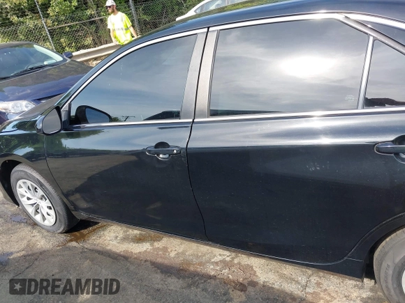 2017 Toyota Camry XLE z VIN 4T1BF1FK0HU403059, wystawiony jako IAAI lot #42112842 z przebiegiem 99 782 mil mil oraz . Historia ofert i sprzedaży dostępna na DreamBid. Obrazek 14.