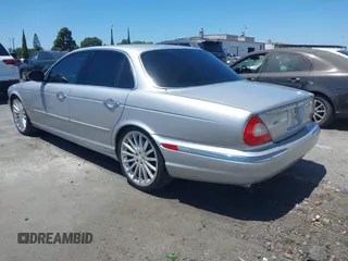 2004 Jaguar XJ R z VIN SAJWA73B94TG30153, wystawiony jako IAAI lot #42235384 z przebiegiem 91 172 mil mil oraz . Historia ofert i sprzedaży dostępna na DreamBid. Obrazek 3.