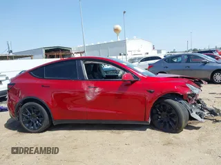 2024 Tesla Model Y Long Range z VIN 7SAYGDEEXRA236065, wystawiony jako IAAI lot #41834658 z przebiegiem 20 313 mil mil oraz . Historia ofert i sprzedaży dostępna na DreamBid. Obrazek 14.