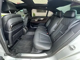 2017 BMW 7 Series ALPINA B7 xDrive z VIN WBA7F2C5XHG422275, wystawiony jako Copart lot #58860745 z przebiegiem 78 093 mil mil oraz Szkody całkowita. Historia ofert i sprzedaży dostępna na DreamBid. Obrazek 13.