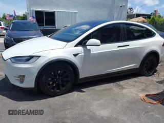 2017 Tesla Model X 90D z VIN 5YJXCBE25HF078198, wystawiony jako IAAI lot #42470050 z przebiegiem 66 850 mil mil oraz . Historia ofert i sprzedaży dostępna na DreamBid. Obrazek 10.