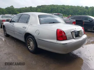2002 Lincoln Town Car Signature z VIN 1LNHM82W72Y629486, wystawiony jako IAAI lot #42365208 z przebiegiem Nie podano mil oraz . Historia ofert i sprzedaży dostępna na DreamBid. Obrazek 3.