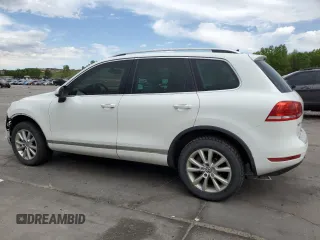2013 Volkswagen Touareg Exec z VIN WVGEF9BP6DD001991, wystawiony jako Copart lot #58447175 z przebiegiem 170 264 mil mil oraz Tytuł czysty. Historia ofert i sprzedaży dostępna na DreamBid. Obrazek 2.