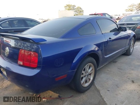 2006 Ford Mustang Standard with VIN 1ZVFT80N865227313, listed as a IAAI auction lot 42069301 with 170,528 mi miles. Bid and sale history available at carsss.com. Image 4.