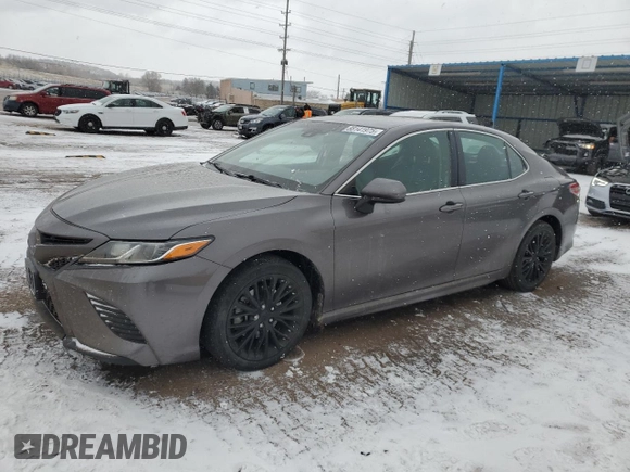 2020 Toyota Camry SE z VIN 4T1G11AK6LU943973, wystawiony jako Copart lot #88141975 z przebiegiem 77 589 mil mil oraz Szkoda całkowita • Salvage title. Historia ofert i sprzedaży dostępna na DreamBid. Obrazek 1.