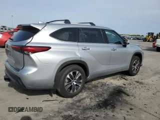 2022 Toyota Highlander XLE z VIN 5TDHZRBH9NS587335, wystawiony jako Copart lot #53280485 z przebiegiem 19 605 mil mil oraz Szkoda całkowita • Salvage title. Historia ofert i sprzedaży dostępna na DreamBid. Obrazek 3.