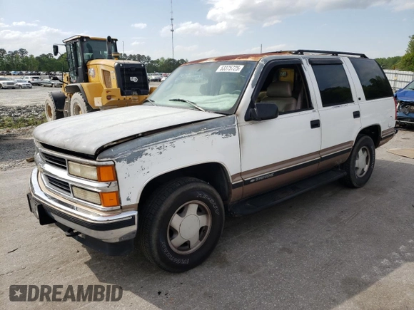 1998 Chevrolet Tahoe z VIN 1GNEK13R7WJ348565, wystawiony jako Copart lot #53375725 z przebiegiem 176 919 mil mil oraz Szkoda całkowita • Salvage title. Historia ofert i sprzedaży dostępna na DreamBid. Obrazek 1.