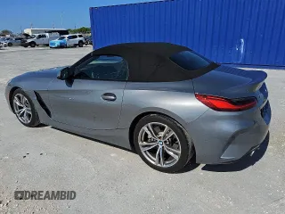 2025 BMW Z4 sDrive30i z VIN WBAHF3C08SWY40779, wystawiony jako Copart lot #56997015 z przebiegiem 18 324 mil mil oraz Tytuł czysty. Historia ofert i sprzedaży dostępna na DreamBid. Obrazek 2.