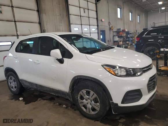 2018 Chevrolet Trax LS with VIN KL7CJKSB6JB601372, listed as a Copart auction lot 45940895 with 104,932 mi miles and Salvage Title. Bid and sale history available at carsss.com. Image 4.