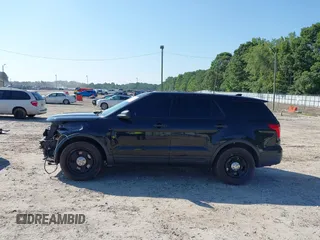 2017 Ford Police Interceptor Utility z VIN 1FM5K8AT9HGC90227, wystawiony jako IAAI lot #42621913 z przebiegiem 144 480 mil mil oraz . Historia ofert i sprzedaży dostępna na DreamBid. Obrazek 15.