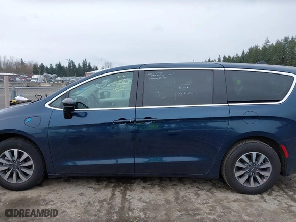 2024 Chrysler Pacifica Hybrid Select with VIN 2C4RC1S73RR188434, listed as a IAAI auction lot 41857086 with NaN miles. Bid and sale history available at carsss.com. Image 14.