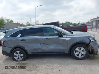 2022 Kia Sorento LX z VIN 5XYRG4LCXNG107106, wystawiony jako IAAI lot #42279041 z przebiegiem 83 189 mil mil oraz . Historia ofert i sprzedaży dostępna na DreamBid. Obrazek 13.