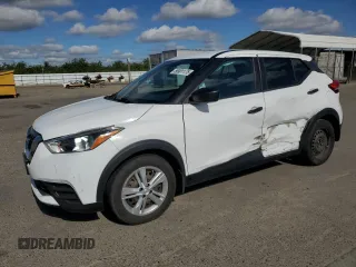 2020 Nissan Kicks S z VIN 3N1CP5BV7LL482894, wystawiony jako Copart lot #56901175 z przebiegiem 67 147 mil mil oraz Szkoda całkowita • Salvage title. Historia ofert i sprzedaży dostępna na DreamBid. Obrazek 1.