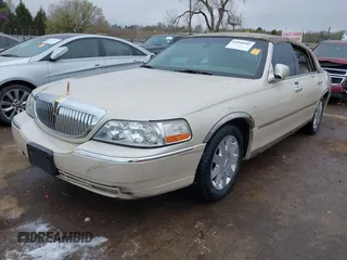 2003 Lincoln Town Car Cartier z VIN 1LNHM83W03Y656352, wystawiony jako IAAI lot #41898985 z przebiegiem 112 712 mil mil oraz . Historia ofert i sprzedaży dostępna na DreamBid. Obrazek 2.