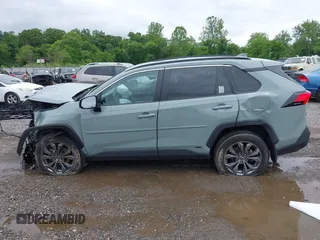 2023 Toyota RAV4 Hybrid XLE Premium z VIN 4T3B6RFV1PU120135, wystawiony jako IAAI lot #42371702 z przebiegiem 27 822 mil mil oraz . Historia ofert i sprzedaży dostępna na DreamBid. Obrazek 14.