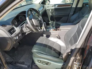 2015 Volkswagen Touareg Lux с VIN WVGEP9BP4FD004212, выставлен на аукционе Copart как лот 54021345 с пробегом 156 164 миль миль и Списание • Salvage title. История ставок и продаж доступна на DreamBid. Изображение 7.