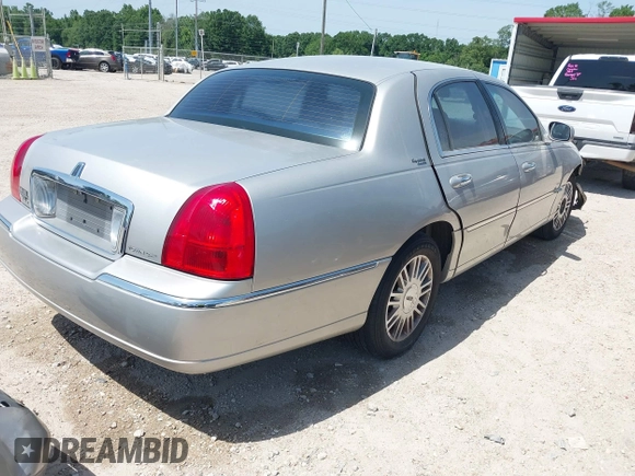 2008 Lincoln Town Car Limited z VIN 2LNHM82V78X632906, wystawiony jako IAAI lot #42247751 z przebiegiem 166 532 mil mil oraz . Historia ofert i sprzedaży dostępna na DreamBid. Obrazek 4.
