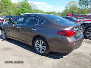 2015 Infiniti Q70 z VIN JN1BY1AR1FM560845, wystawiony jako IAAI lot #42165981 z przebiegiem 75 767 mil mil oraz . Historia ofert i sprzedaży dostępna na DreamBid. Obrazek 3.