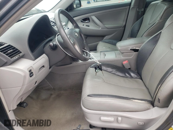 2011 Toyota Camry LE z VIN 4T4BF3EK3BR110153, wystawiony jako Copart lot #61950455 z przebiegiem 414 223 mil mil oraz Czysty tytuł • Clean title. Historia ofert i sprzedaży dostępna na DreamBid. Obrazek 7.