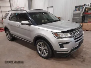 2018 Ford Explorer Limited z VIN 1FM5K8F87JGB45164, wystawiony jako IAAI lot #41954674 z przebiegiem 104 636 mil mil oraz . Historia ofert i sprzedaży dostępna na DreamBid. Obrazek 1.