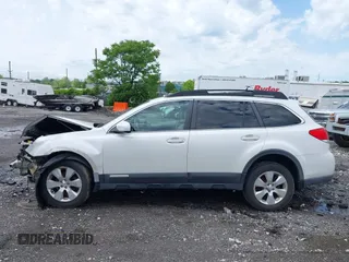 2010 Subaru Outback Limited Power Moon z VIN 4S4BRBKCXA3327826, wystawiony jako IAAI lot #42286612 z przebiegiem 275 294 mil mil oraz . Historia ofert i sprzedaży dostępna na DreamBid. Obrazek 15.