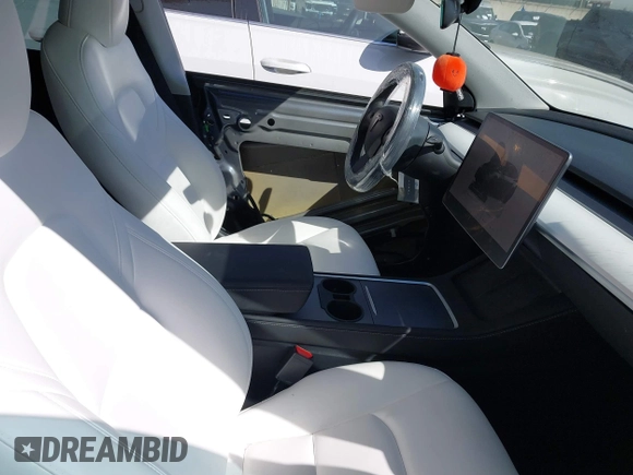 2023 Tesla Model Y Performance z VIN 7SAYGDEF6PF774965, wystawiony jako IAAI lot #41655550 z przebiegiem 33 824 mil mil oraz . Historia ofert i sprzedaży dostępna na DreamBid. Obrazek 5.