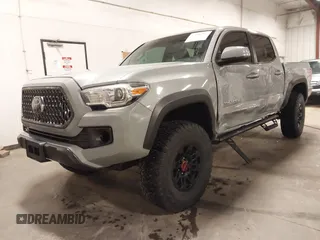 2019 Toyota Tacoma SR z VIN 3TMCZ5AN1KM232360, wystawiony jako IAAI lot #42006355 z przebiegiem 133 909 mil mil oraz . Historia ofert i sprzedaży dostępna na DreamBid. Obrazek 2.