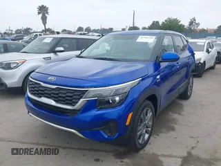 2021 Kia Seltos LX z VIN KNDEPCAA9M7076887, wystawiony jako IAAI lot #42346594 z przebiegiem 39 497 mil mil oraz . Historia ofert i sprzedaży dostępna na DreamBid. Obrazek 2.