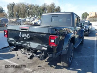 2020 Jeep Gladiator Overland with VIN 1C6HJTFG7LL139980, listed as a IAAI auction lot 40713794 with 33,560 mi miles and . Bid and sale history available at DreamBid. Image 4.