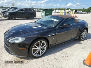 2013 Aston Martin Vantage z VIN SCFEKBBK1DGD17118, wystawiony jako Copart lot #60636224 z przebiegiem 50 591 mil mil oraz Szkody całkowita. Historia ofert i sprzedaży dostępna na DreamBid. Obrazek 1.