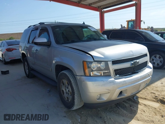 2013 Chevrolet Tahoe LT z VIN 1GNSCBE04DR238222, wystawiony jako IAAI lot #42228643 z przebiegiem 214 525 mil mil oraz . Historia ofert i sprzedaży dostępna na DreamBid. Obrazek 1.