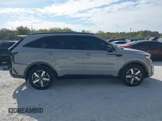 2023 Kia Sorento EX z VIN 5XYRH4LF9PG229689, wystawiony jako IAAI lot #41893442 z przebiegiem 17 906 mil mil oraz . Historia ofert i sprzedaży dostępna na DreamBid. Obrazek 14.