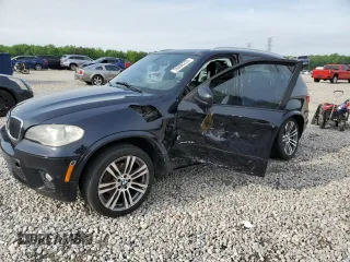 2013 BMW X5 xDrive35i z VIN 5UXZV4C51D0E01393, wystawiony jako Copart lot #55096225 z przebiegiem 286 911 mil mil oraz Szkoda całkowita • Salvage title. Historia ofert i sprzedaży dostępna na DreamBid. Obrazek 1.