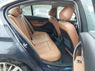 2014 BMW 3 Series 328d xDrive z VIN WBA3D5C52EKX95213, wystawiony jako IAAI lot #42260429 z przebiegiem 220 089 mil mil oraz . Historia ofert i sprzedaży dostępna na DreamBid. Obrazek 8.