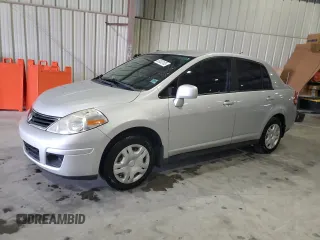 2011 Nissan Versa S z VIN 3N1BC1AP1BL424748, wystawiony jako Copart lot #59333105 z przebiegiem 167 489 mil mil oraz Szkoda całkowita • Salvage title. Historia ofert i sprzedaży dostępna na DreamBid. Obrazek 1.