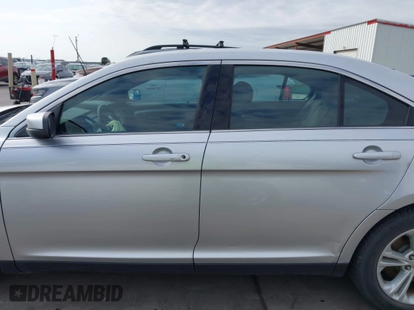 2015 Ford Taurus SEL z VIN 1FAHP2E88FG133328, wystawiony jako IAAI lot #42179649 z przebiegiem 127 171 mil mil oraz . Historia ofert i sprzedaży dostępna na DreamBid. Obrazek 14.