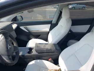 2021 Tesla Model Y Long Range z VIN 5YJYGDEE7MF140144, wystawiony jako IAAI lot #42350137 z przebiegiem Nie podano mil oraz . Historia ofert i sprzedaży dostępna na DreamBid. Obrazek 5.
