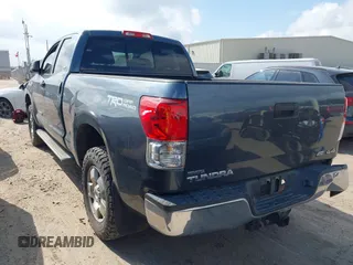 2010 Toyota Tundra z VIN 5TFUW5F13AX138105, wystawiony jako IAAI lot #41499018 z przebiegiem 295 414 mil mil oraz . Historia ofert i sprzedaży dostępna na DreamBid. Obrazek 3.