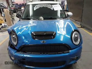 2010 MINI Hardtop S z VIN WMWMF7C53ATX45791, wystawiony jako IAAI lot #42507110 z przebiegiem 137 517 mil mil oraz . Historia ofert i sprzedaży dostępna na DreamBid. Obrazek 12.
