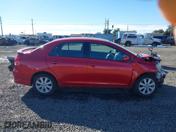 2009 Toyota Yaris z VIN JTDBT903391315199, wystawiony jako IAAI lot #41557557 z przebiegiem 188 971 mil mil oraz . Historia ofert i sprzedaży dostępna na DreamBid. Obrazek 13.