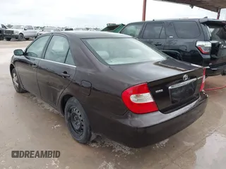 2002 Toyota Camry LE z VIN JTDBE32K720119418, wystawiony jako IAAI lot #42360721 z przebiegiem 235 678 mil mil oraz . Historia ofert i sprzedaży dostępna na DreamBid. Obrazek 3.