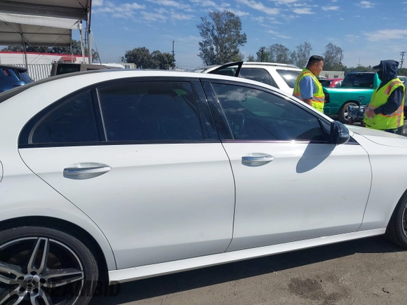 2019 Mercedes-Benz E-Class E 300 with VIN WDDZF4JB8KA566102, listed as a IAAI auction lot 41690183 with 89,085 mi miles. Bid and sale history available at carsss.com. Image 13.