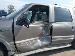2003 Ford Excursion Limited z VIN 1FMNU42P83EC62184, wystawiony jako IAAI lot #41467896 z przebiegiem 258 965 mil mil oraz . Historia ofert i sprzedaży dostępna na DreamBid. Obrazek 6.