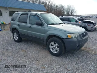 2007 Ford Escape XLT with VIN 1FMYU03107KA50631, listed as a IAAI auction lot 41374784 with 174,870 mi miles. Bid and sale history available at carsss.com. Image 1.