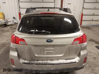 2014 Subaru Outback 2.5i Limited with VIN 4S4BRCLC3E3284330, listed as a IAAI auction lot 41631584 with 197,495 mi miles. Bid and sale history available at carsss.com. Image 17.