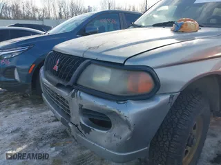 2001 Mitsubishi Montero Sport ES with VIN JA4MT21H91P037463, listed as a IAAI auction lot 41463766 with 147,952 mi miles. Bid and sale history available at carsss.com. Image 16.
