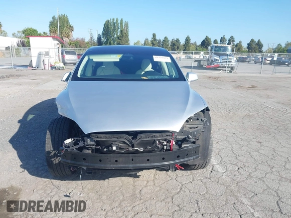 2017 Tesla Model X 90D z VIN 5YJXCAE25HF077689, wystawiony jako IAAI lot #42138029 z przebiegiem 71 574 mil mil oraz . Historia ofert i sprzedaży dostępna na DreamBid. Obrazek 6.
